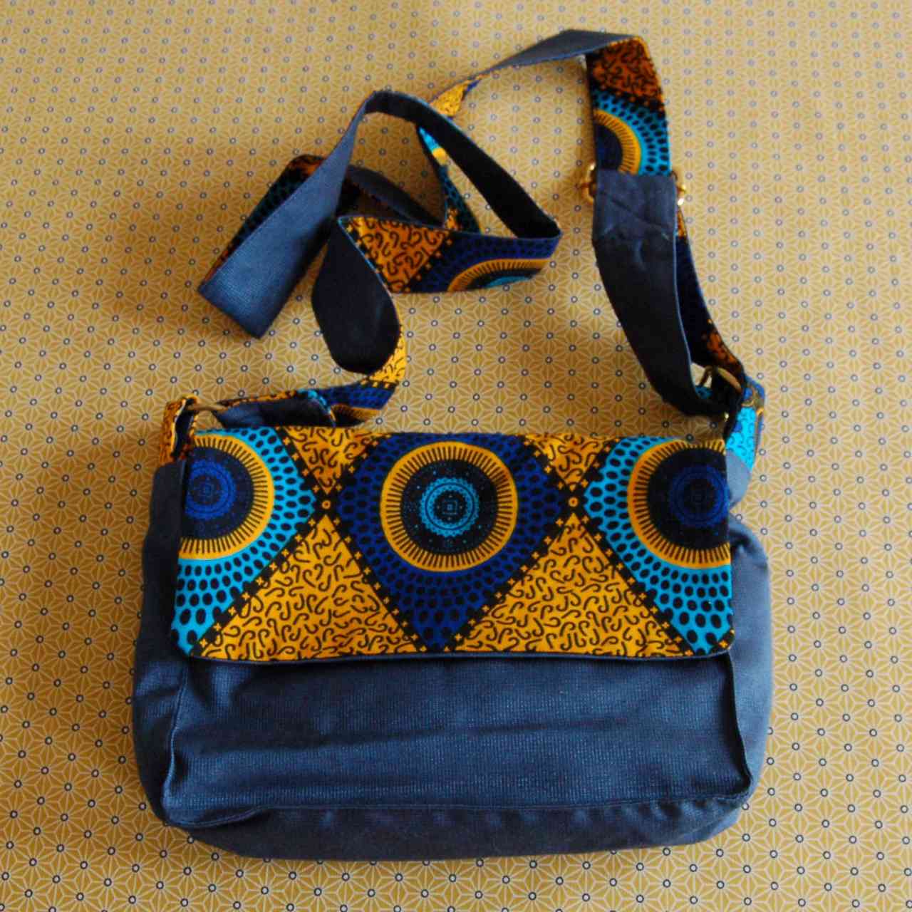 Sac à main bandoulière bleu électrique