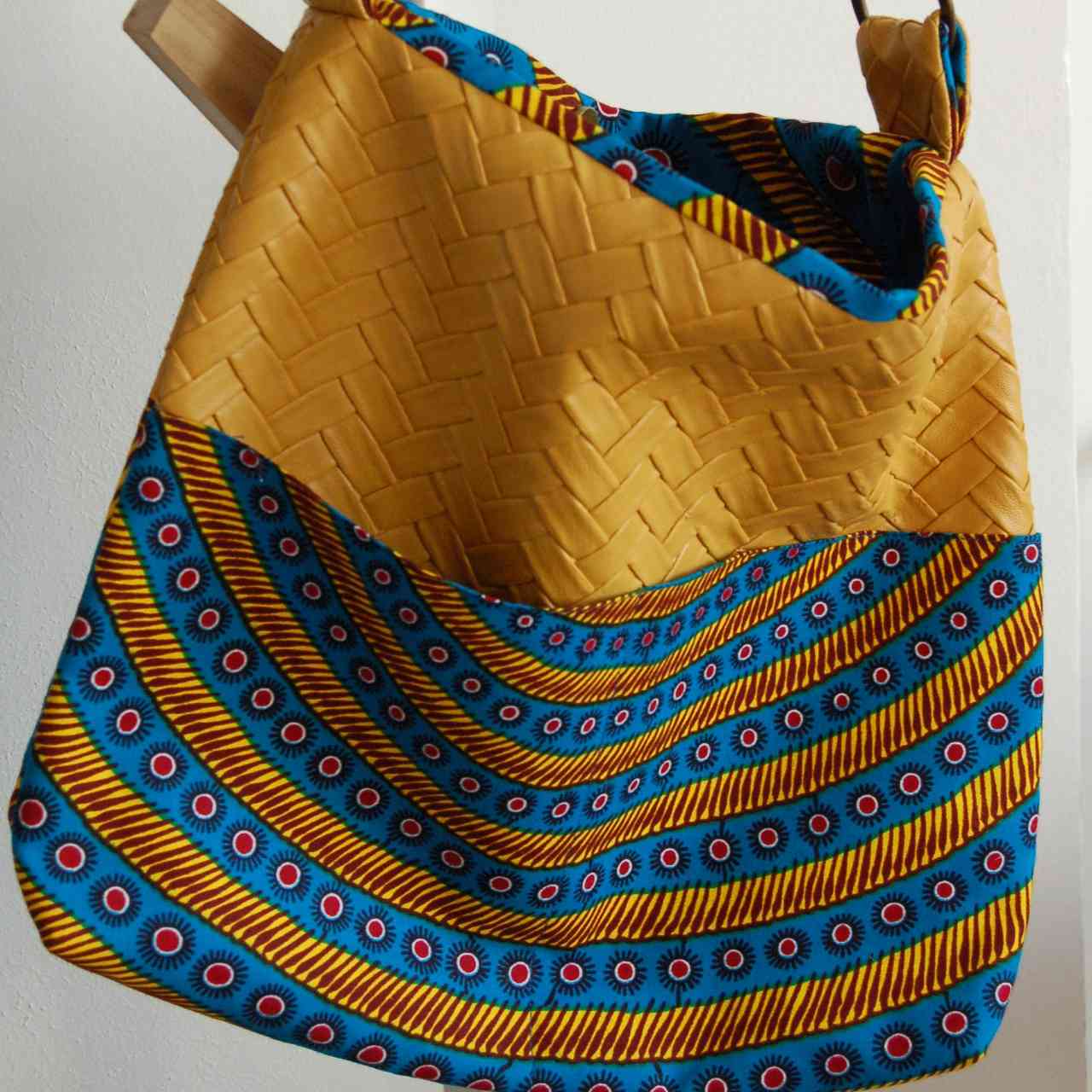 Le sac trapèze simili jaune et bleu outremer