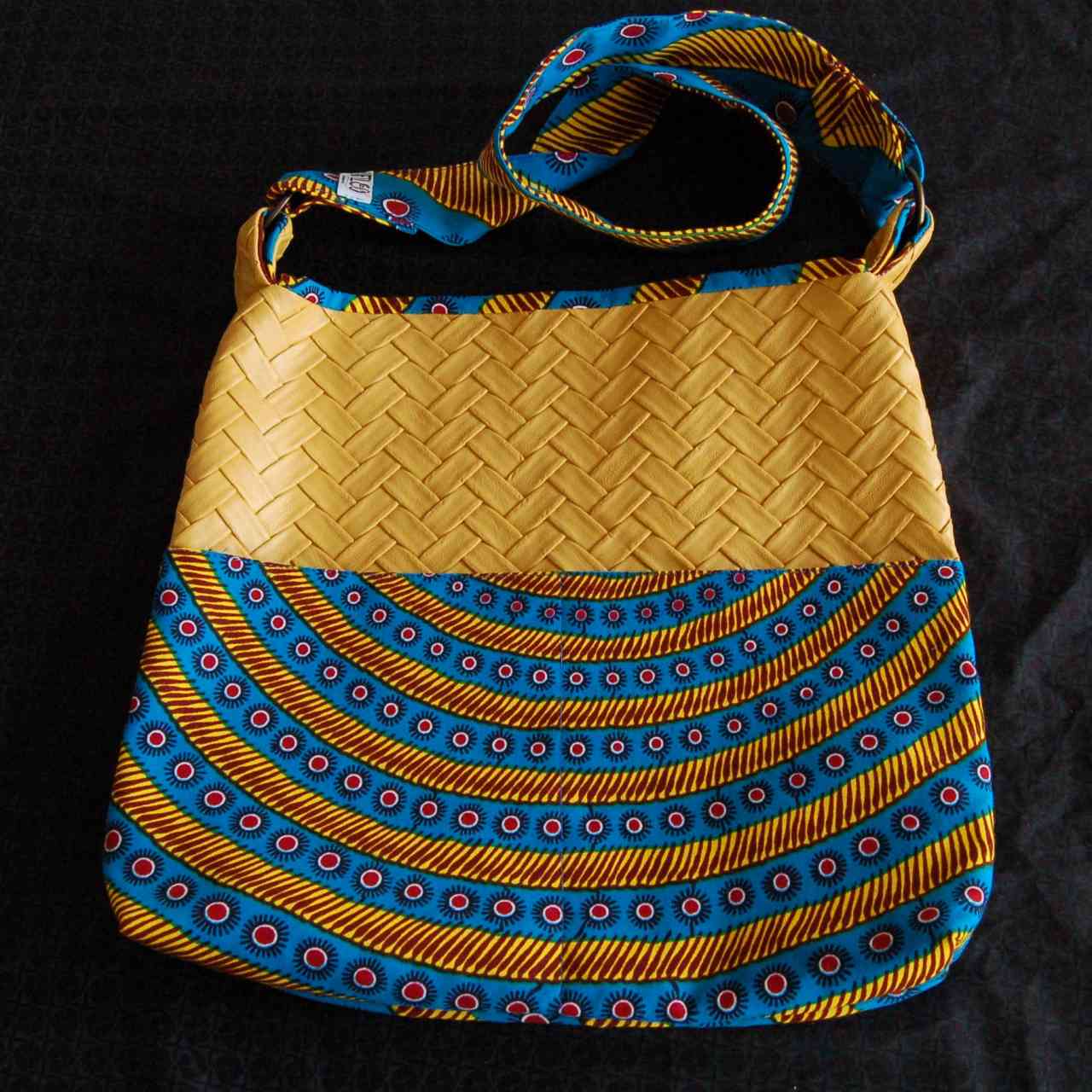 Le sac trapèze simili jaune et bleu outremer