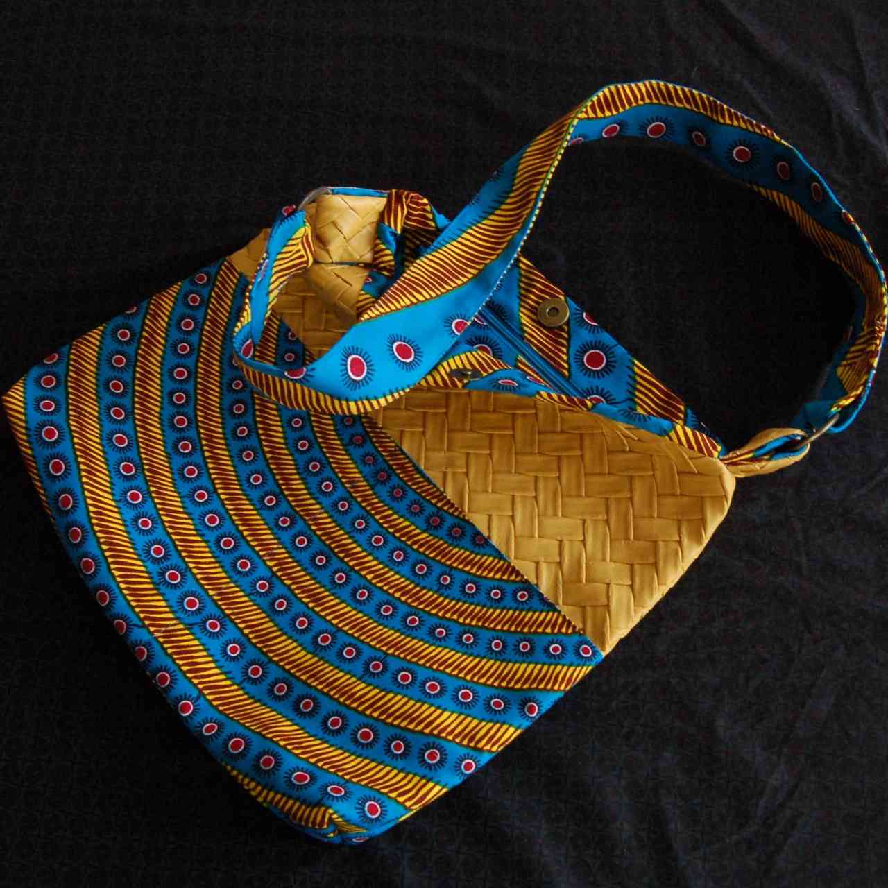 Le sac trapèze simili jaune et bleu outremer