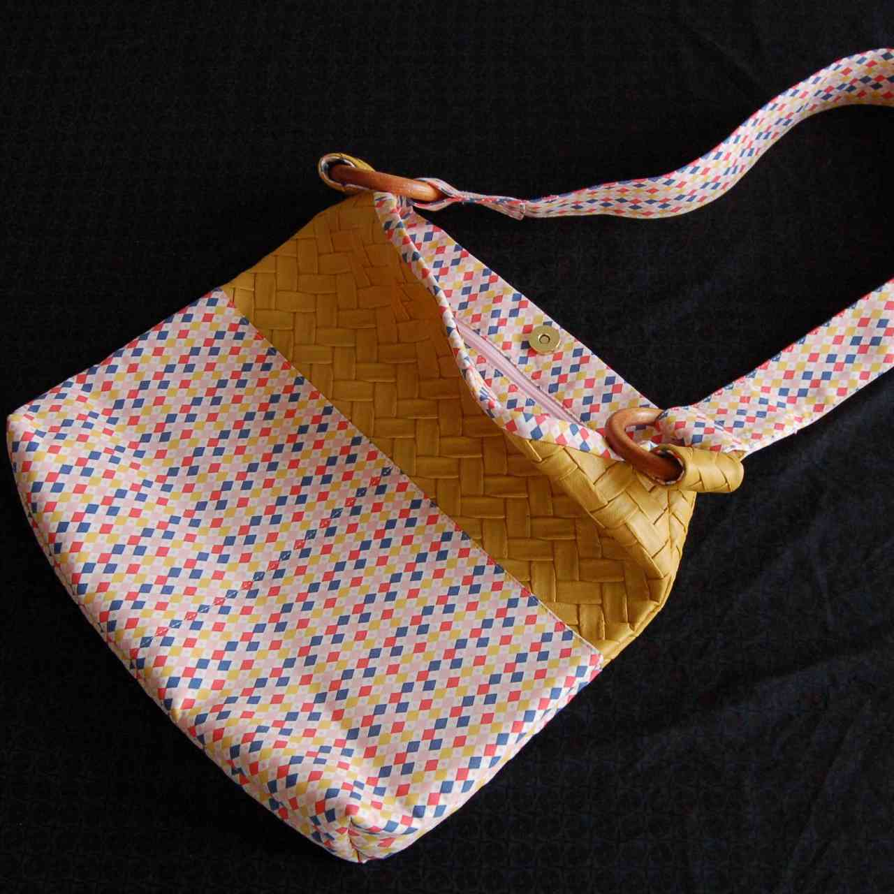 Le sac trapèze simili jaune et rosé