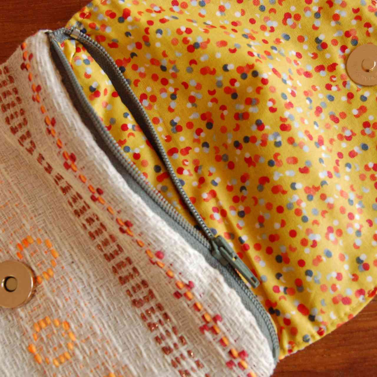 La pochette-ceinture à motifs oranges fluos