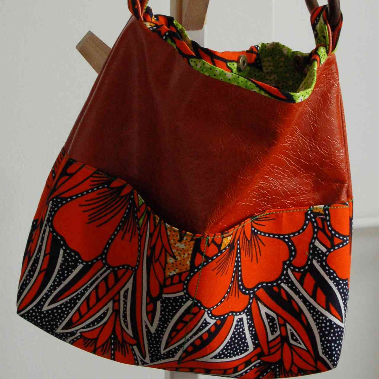 Le sac trapèze cuir orange et tissu wax orange et vert