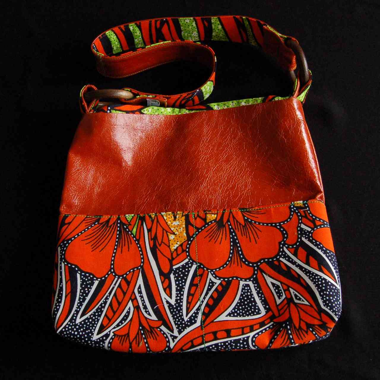 Le sac trapèze cuir orange et tissu wax orange et vert