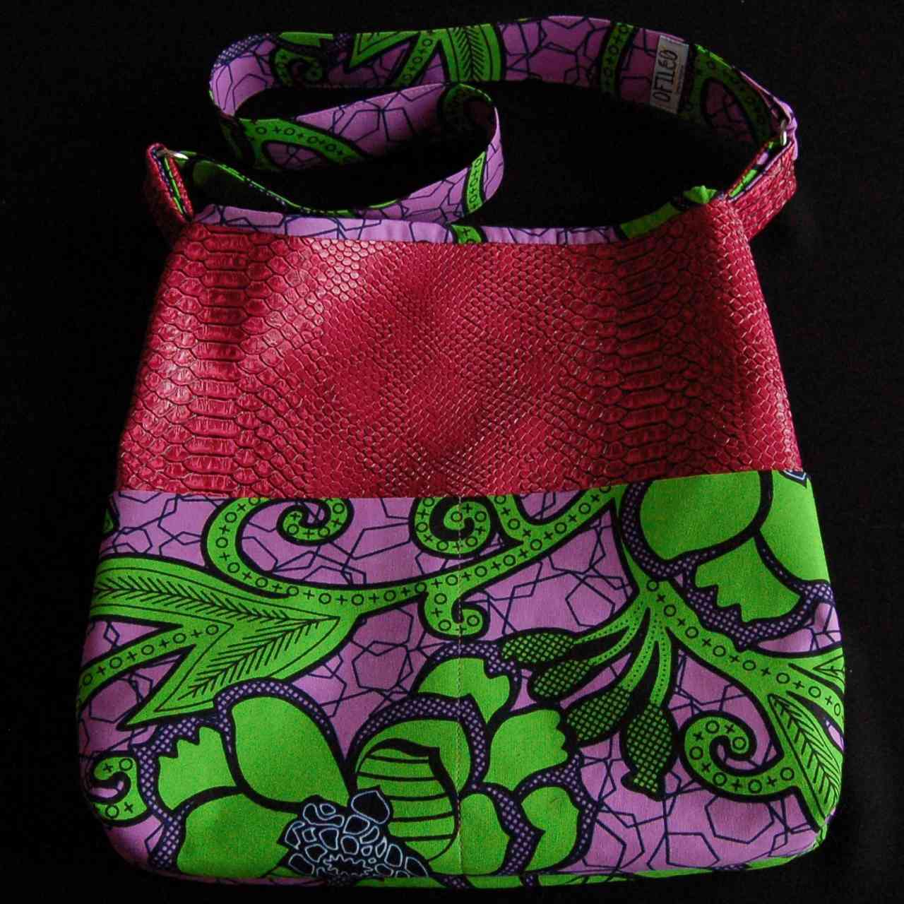 Le sac trapèze simili rose et tissu wax vert et mauve