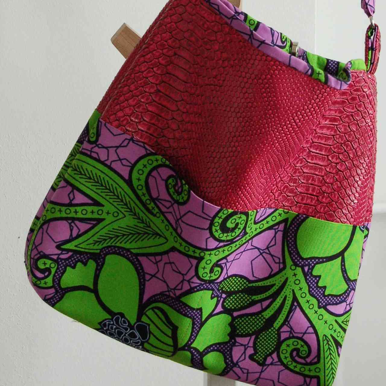 Le sac trapèze simili rose et tissu wax vert et mauve