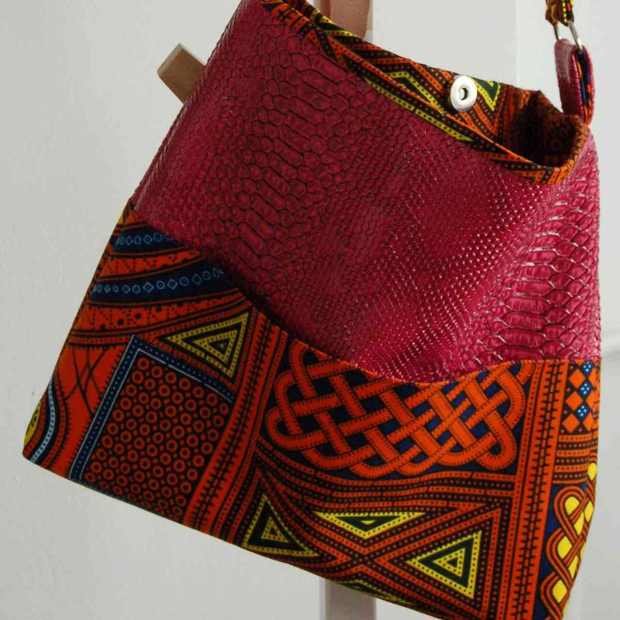 Le sac trapèze simili rose et tissu wax orange bleu jaune