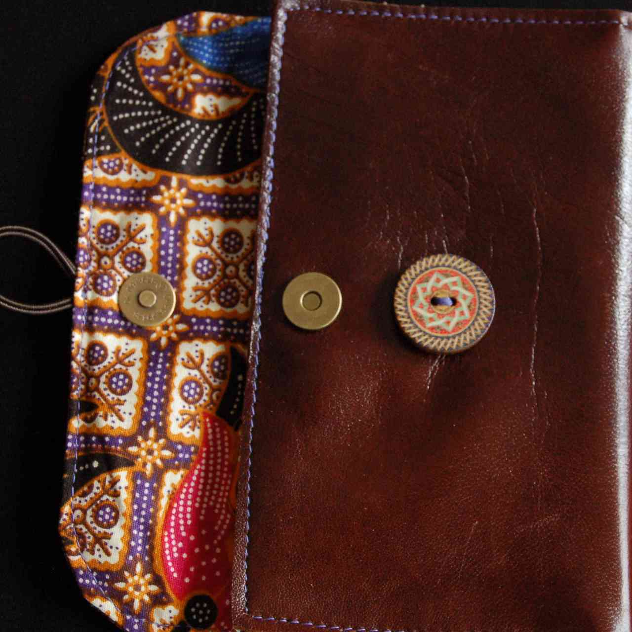 Le portefeuille cuir marron et tissu ethnique